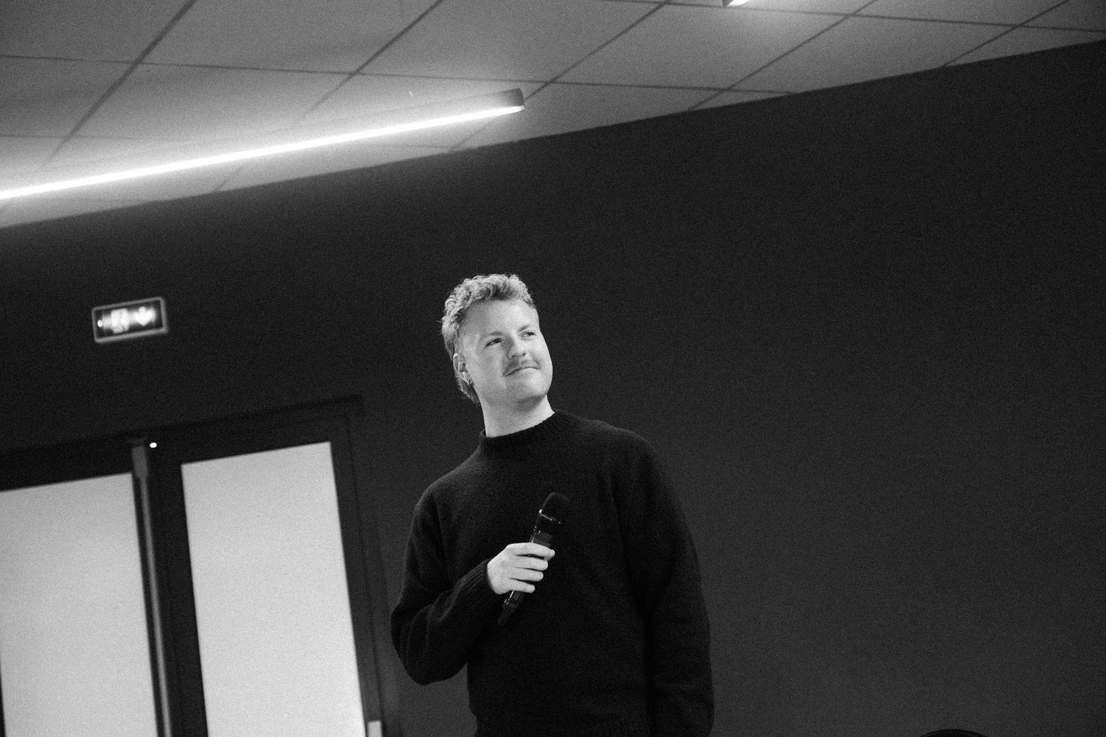 Cédric Van Heybeeck from Oper, holding a microphone at Starsite X