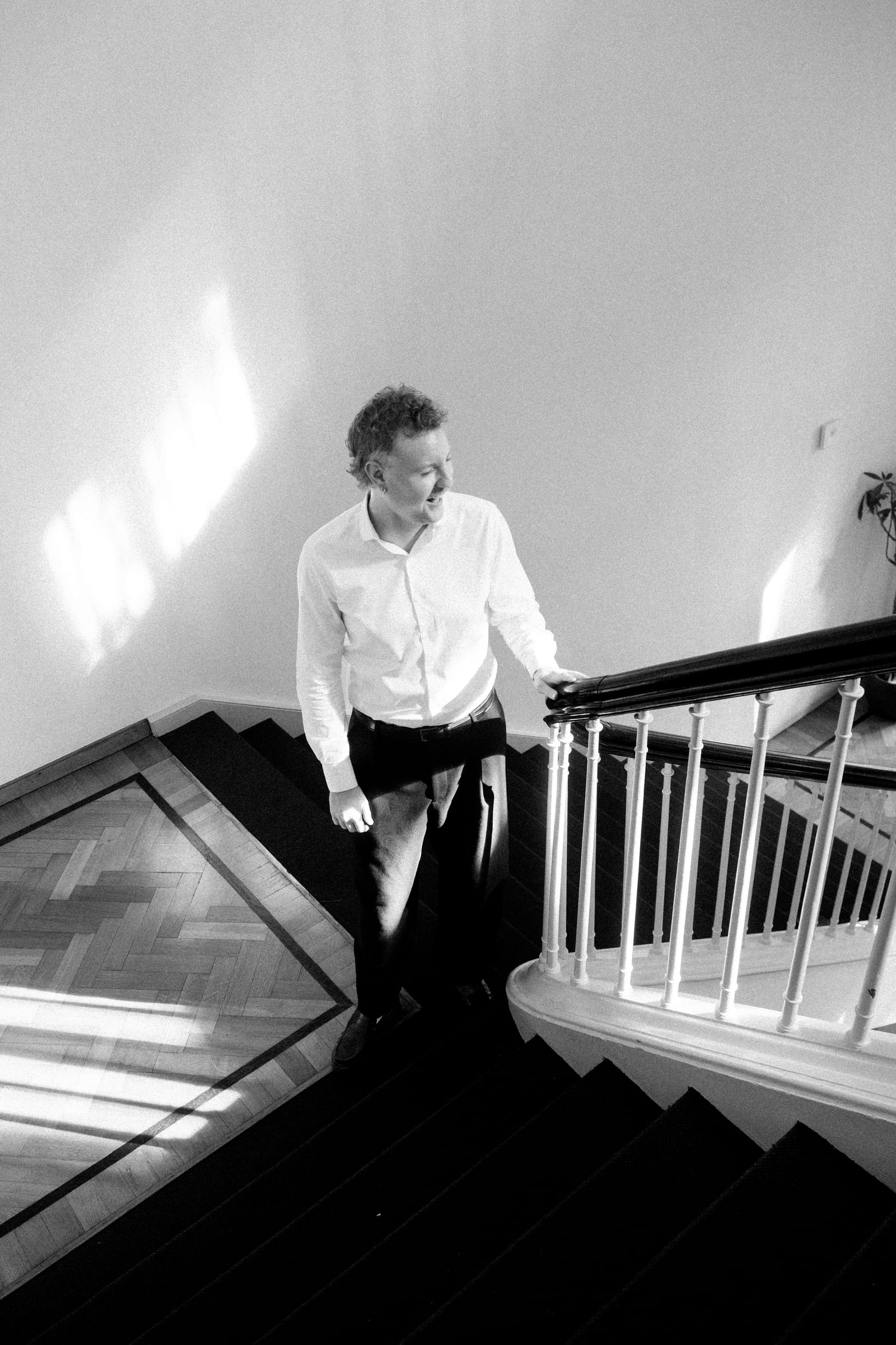 Cédric Van Heybeeck on the stairs at Oper