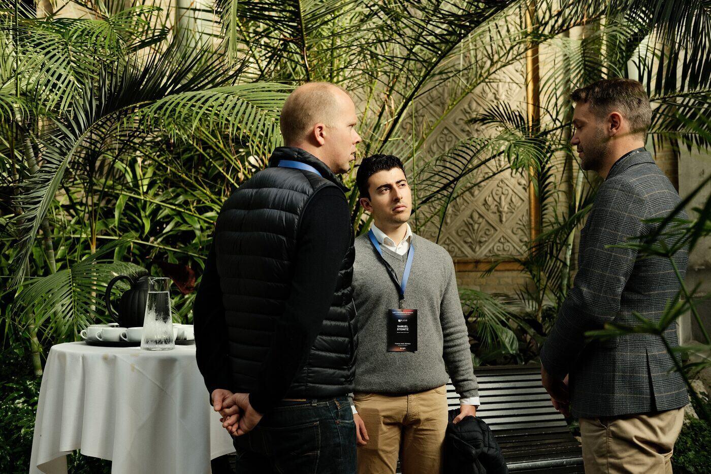 Guests talking among the palms of the Glyptoteket winter garden